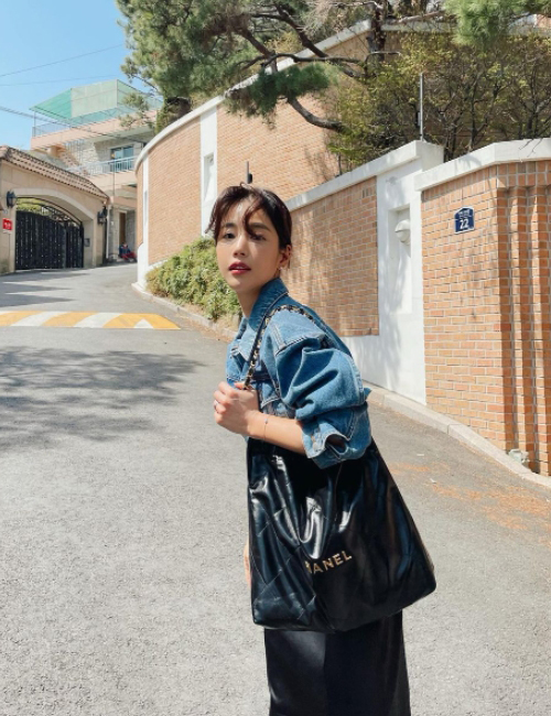 [기은세]chanel *정품가죽* 22백 미디엄 핸드백(블랙/금장/카프스킨)
