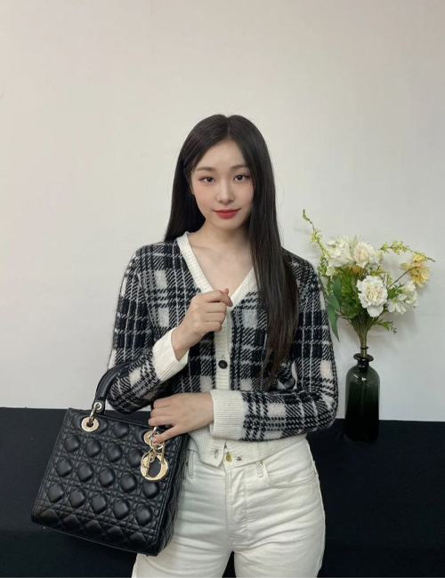 [김연아]dior 레이디 디올 미디엄 백(블랙 금장/까나쥬/램스킨)